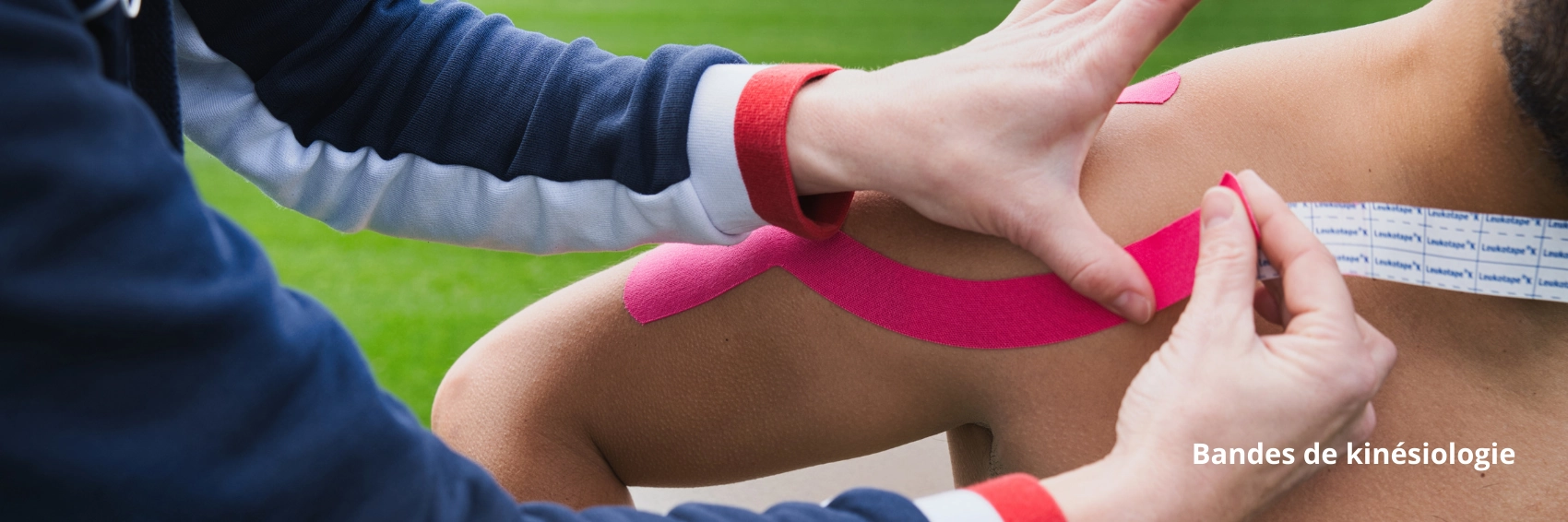 Application de bandes de kinésiologie roses sur le genou d'un patient par un professionnel, 
            illustrant l'utilisation des bandes pour soulager la douleur et améliorer la mobilité.